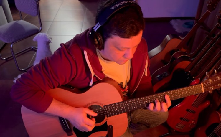 Alex Duarte tocando guitarra